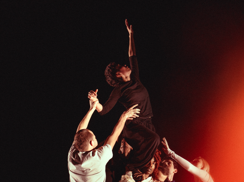 Affiche du spectacle "360" de Mehdi Kerkouche. Un groupe de danseurs portant une danseuse tendant sa main vers le ciel