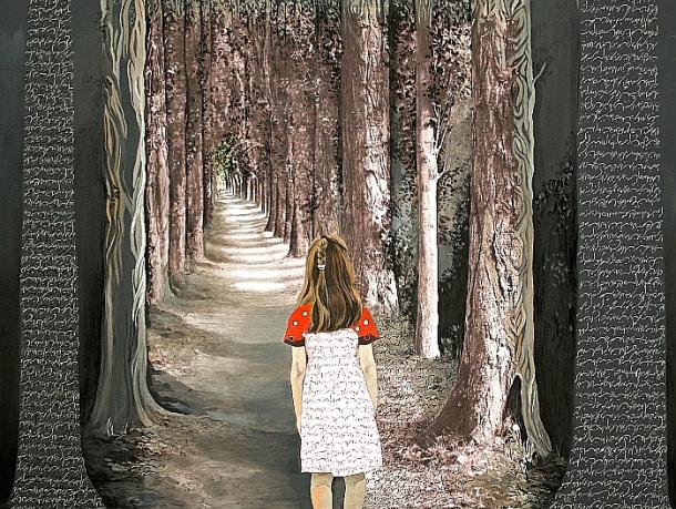 Une fille de dos, sur un chemin bordé d’arbres calligraphiés de poésie.
